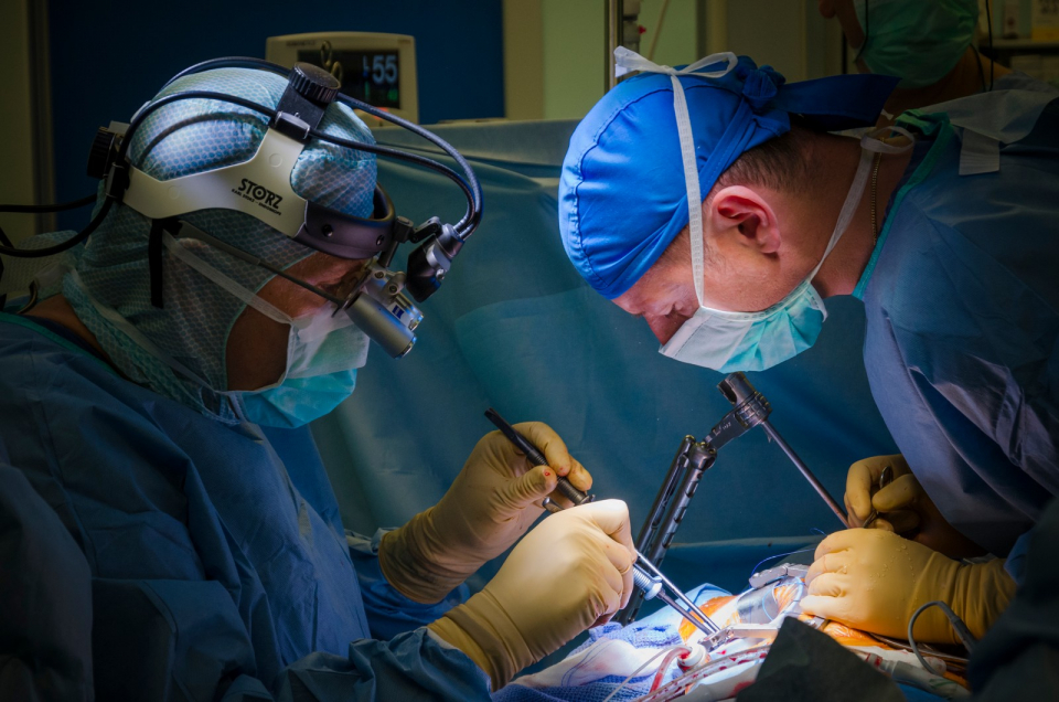 Chirurgul român Victor Costache a realizat intervenții în premieră în Tunisia