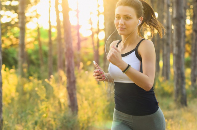 Joggingul usor sau orice alt tip de exercițiu fizic făcut zilnic, reduc riscul de a face cancer. Foto: Pixabay