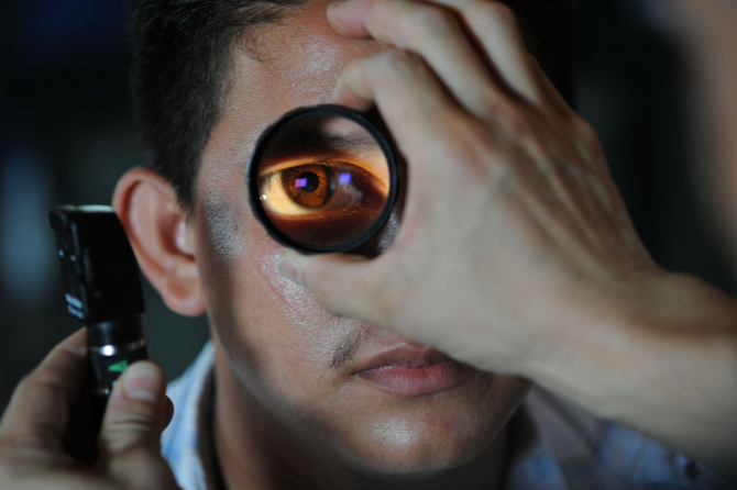 Medicul oftalmolog opera fără drept