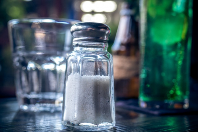În mâncăruri, sare poate fi înlocuită și cu condimente