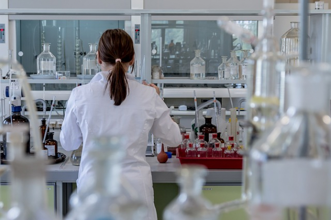 Biochimiștii, biologii și chimiștii din laboratoare vor să fie pe picior de egalitate cu medicii 