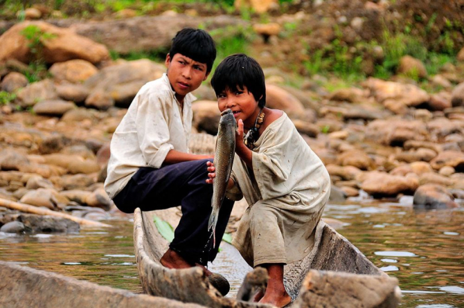 De mici, copiii din Tribul Tsimane învață să muncească pentru mâncarea lor. Foto: frontierstravel.com 