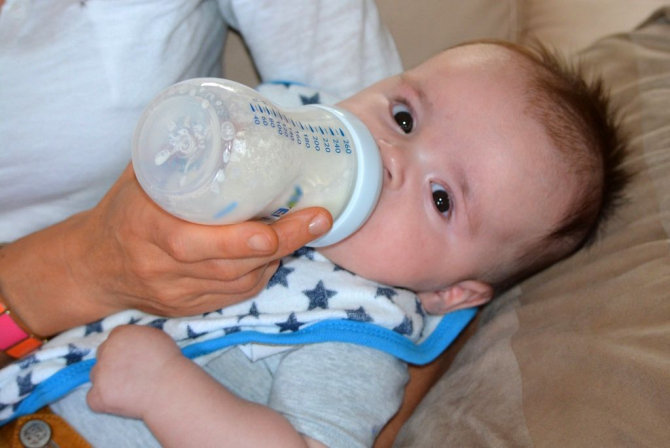 Biberoanele din plastic le pot face rău bebelușilor