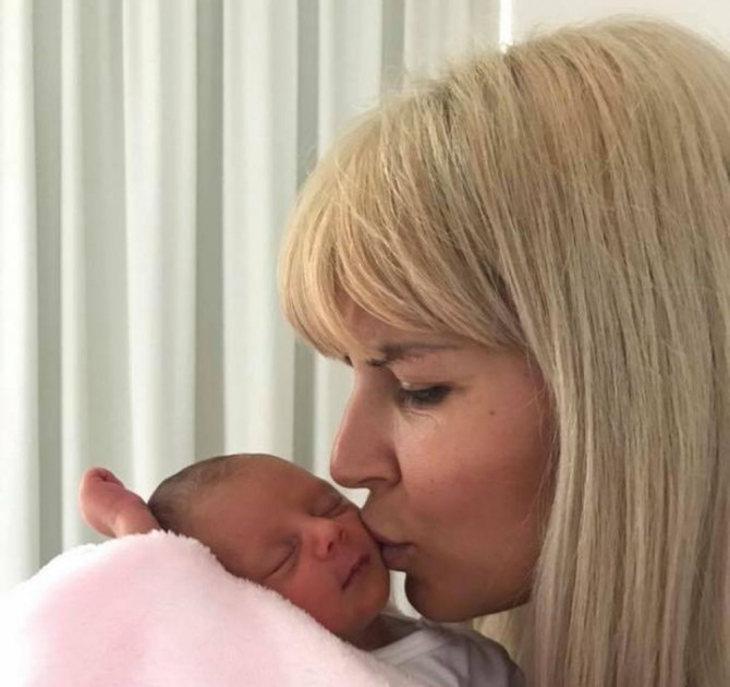 Elena Udrea și fetița ei, la câteva zile după naștere, înainte ca ea să fie încarcerată