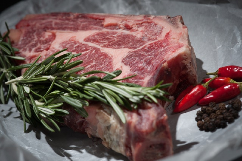 Carnea roșie poate avea efecte asupra intestinului gros