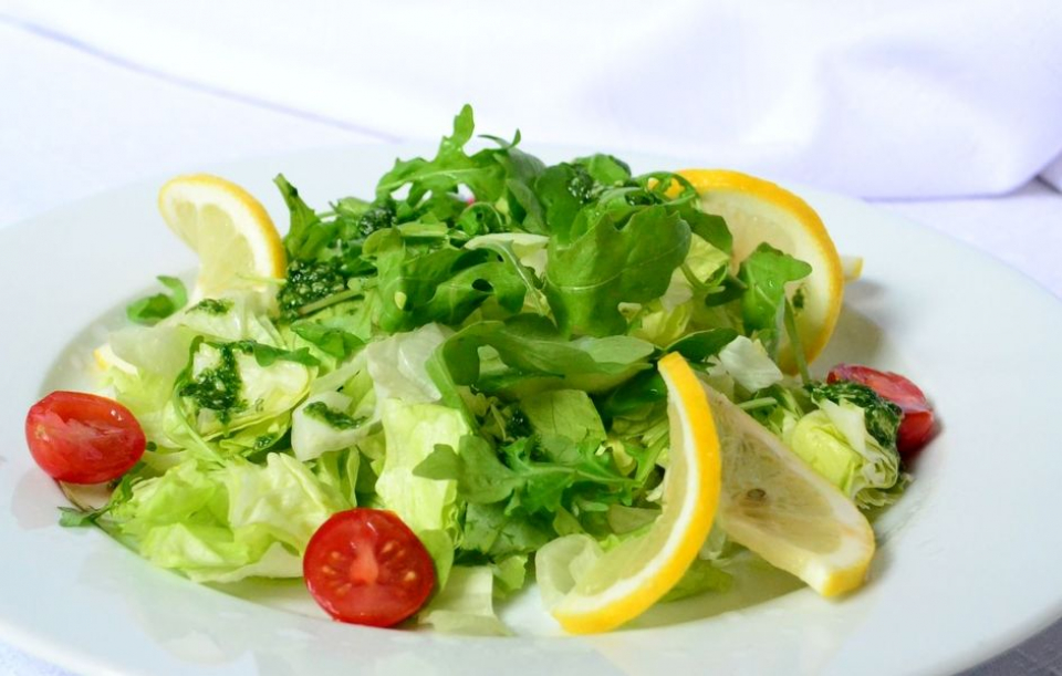 Un compus din frunzele verzi de salata, rucola, telina si spanac protejează ficatul