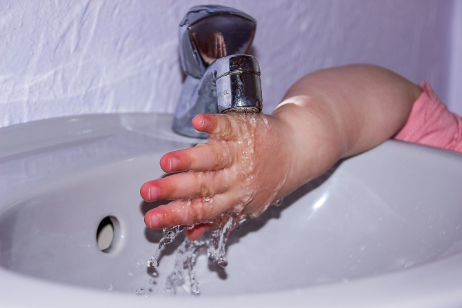 Consumul de apă redus crește riscul de obezitate