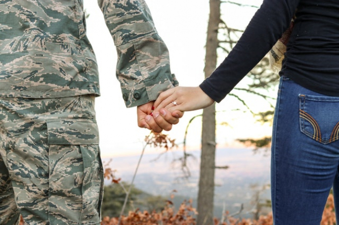 Soțiile militarilor se confruntă cu un risc mai mare de a dezvolta depresie perinatală