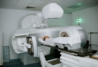 Aparatul de radioterapie poate fi poziționat în jurul pacientului astfel încât fasciculul să atingă exact zona dorită. FOTO: SANADOR; 