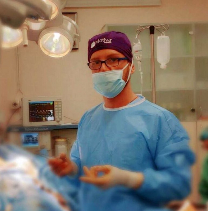 Pe pagina sa de Facebook, chirurgul Matthew Mode - Matteo Politi are numeroase poze din timpul intervențiilor chirurgicale