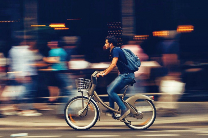 Mersul pe bicicletă poate provoca disfuncția erectilă, dar poți evita astfel de probleme dacă alegi bicicleta și șaua corecte