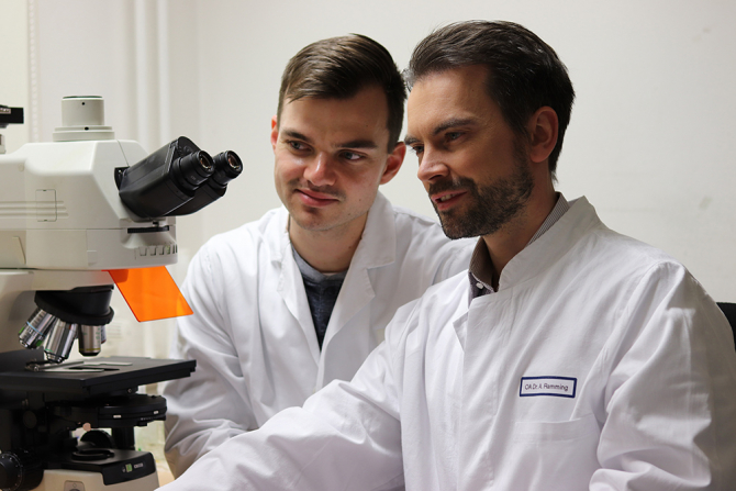 Dr Andreas Ramming (dreapta) a descoperit ca o proteina e vinovata de cicatrizarea organelor