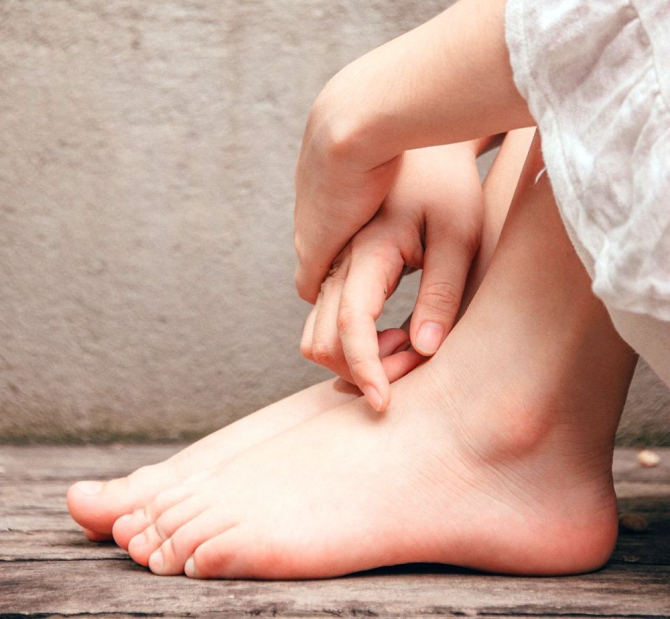 picior umflat si tare inflamația sacului sinovial al articulației șoldului