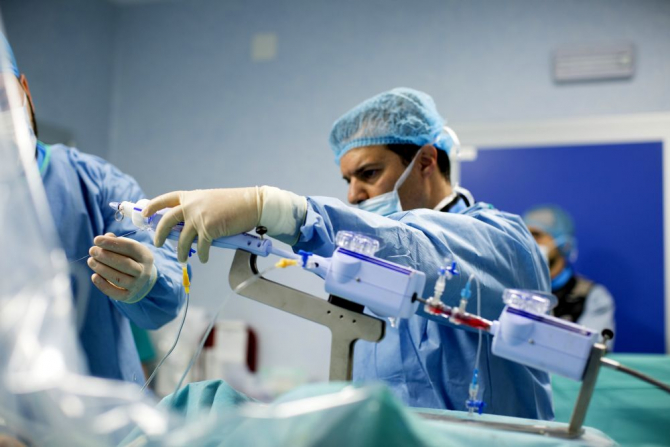 Chirurgii i-au reparat doua valve simultan, fără bisturiu, într-o operație premieră națională