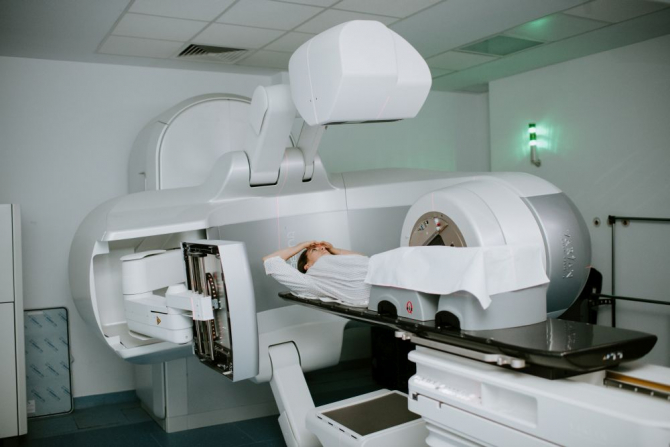 Aparatul de radioterapie poate fi poziționat în jurul pacientului astfel încât fasciculul să atingă exact zona dorită. FOTO: SANADOR; 
