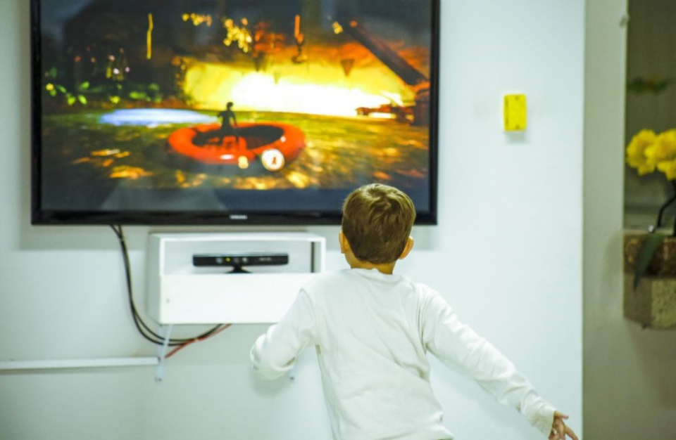 Nu lăsa copilul să stea cu orele nemișcat în fața televizorului