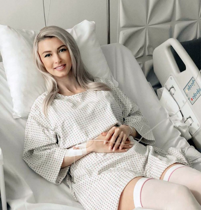 Andreea Bălan, pe patul de spital. Foto: Facebook