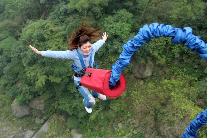 Cu o secundă înainte să faci un salt legat cu o coardă de bungee jumping, creierul tău dă comanda
