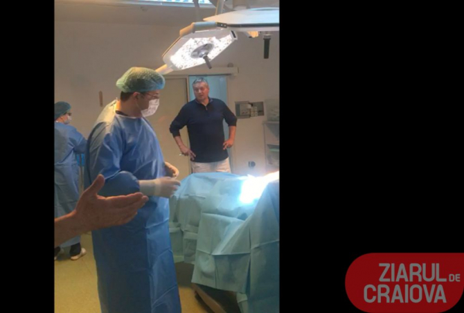 Urologul Riza a intrat în haine de stradă în sala de operație în tipul unei intervenții