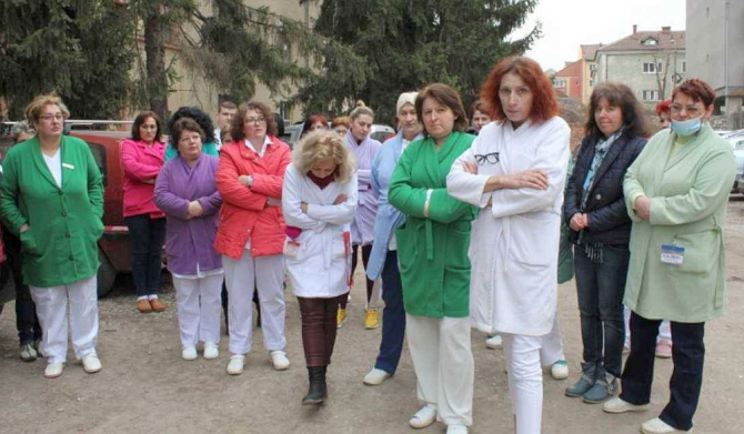 Zeci de angajați au protestat în fața Spitalului Județean Reșița. Foto: SANITAS
