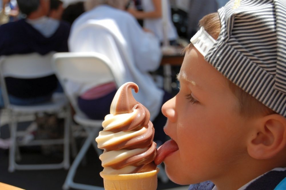 Când mănânci înghețată prea repede apare o durere de cap care durează câteva minute