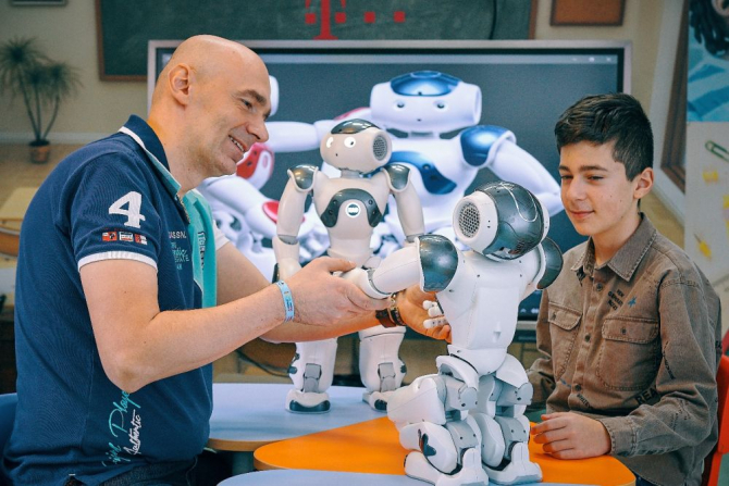 Robotul Nao ajută copiii cu autism să interacționeze mai bine în sesiunile de terapie