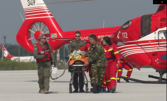 Pacienta a fost transferată din elicopter în avionul militar care a dus-o în Belgia