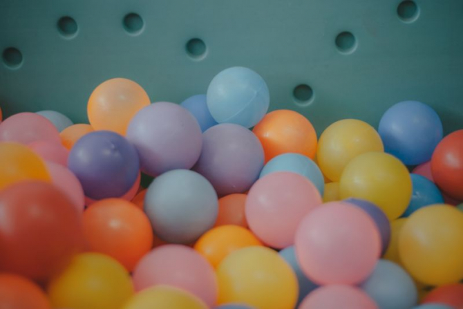 Locurile de joacă cu mingi colorate sunt pline de microbi, susține un studiu  FOTO: pexels.com