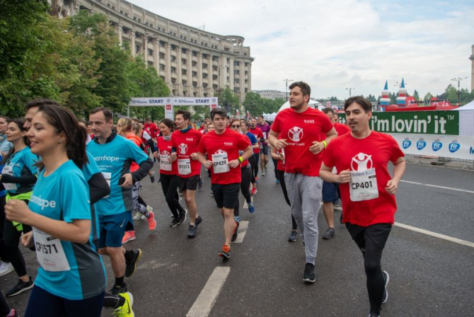Tineri de la salvați Copiii România alergând la Semimaratonul București FOTO: Salvați Copiii România