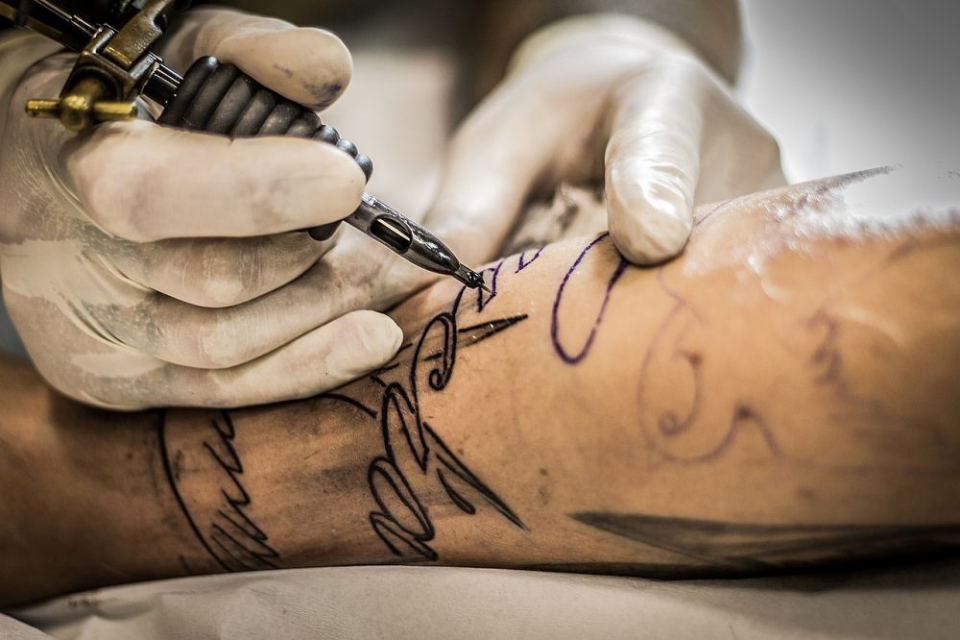 Persoanele care își fac un tatuaj riscă să fie infectați cu virusul care provoacă hepatita C