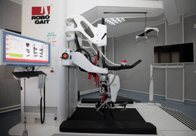 Robotul cu care se face recuperare neuromotorie la pacienții cu AVC și traumatisme. Foto: Iulian Năstăsache/Spitalul Militar