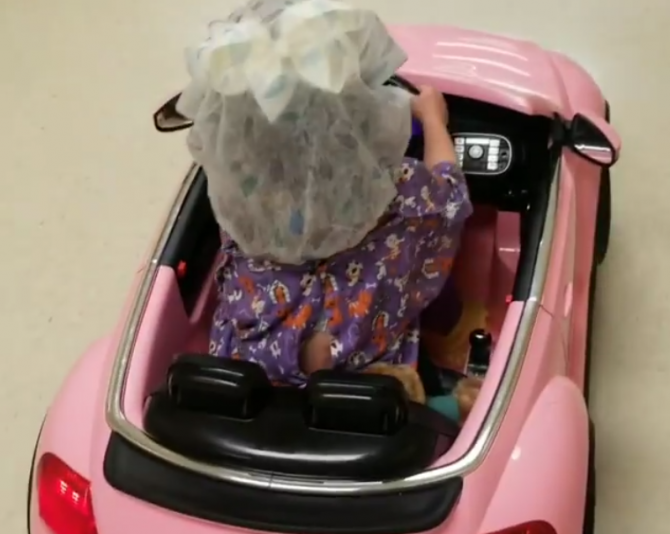 O fetiță conduce o mașinuță de jucărie către sala de operație  
 FOTO: Facebook The Doctors Medical Center