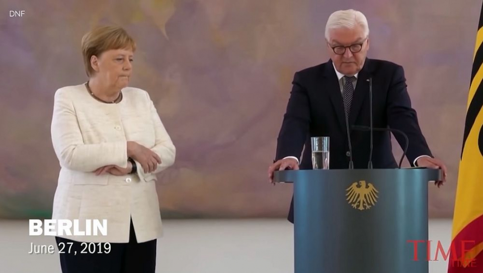 Angela Merkel lângă președintele Germaniei, tremurând vizibil. Foto: captură Time/Youtube