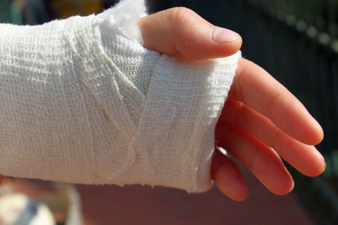 Durerea de mână poate fi ameliorată dacă îți ții mâna imobilizată o perioadă