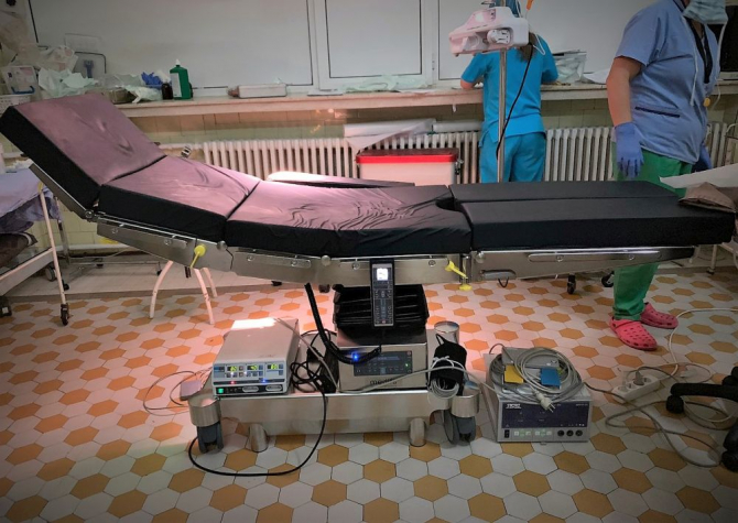 Noua masă de operație de la ortopedie este comodă pentru pacient și îi oferă memdicului un grad mai mare de confort în timpul intervenției. Foto: SCJU Cluj-Napoca