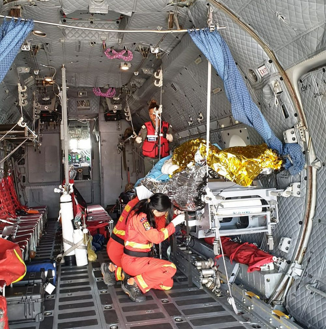 Pacientul a fost transportat în Italia la tratament, la bordul unui avion militar. Foto: MApN