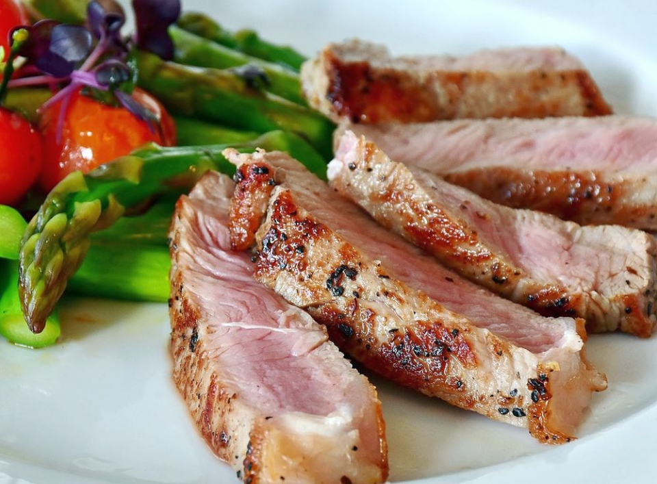 Dieta paleo presupune un consum de carne roșie
