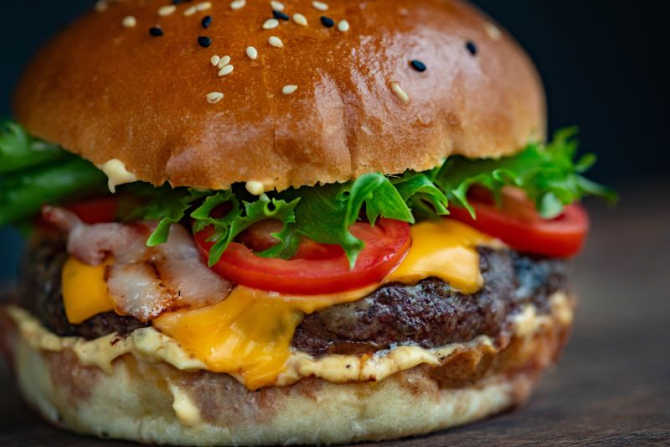 Hamburger cu carne de vită  FOTO: pexels.com