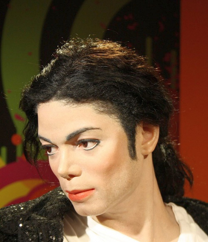 Regretatul cântăreț Michael Jackson se spune că ar fi făcut peste 100 de intervenții chirurgicale la față
