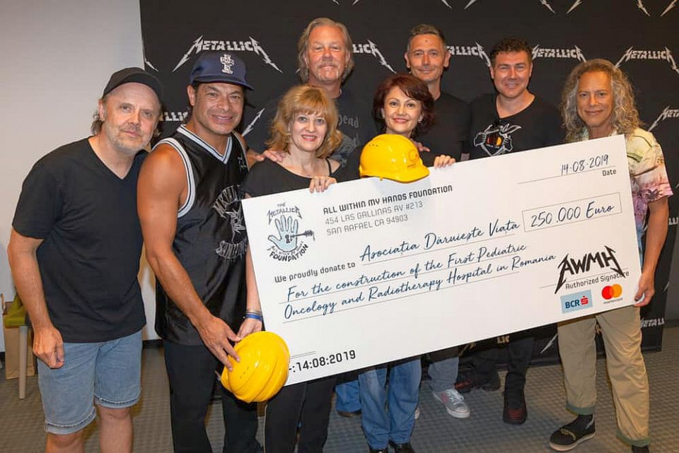 Metallica a donat 250.000 de euro pentru construirea unui spital în București. Foto: Facebook/Carmen Uscatu
