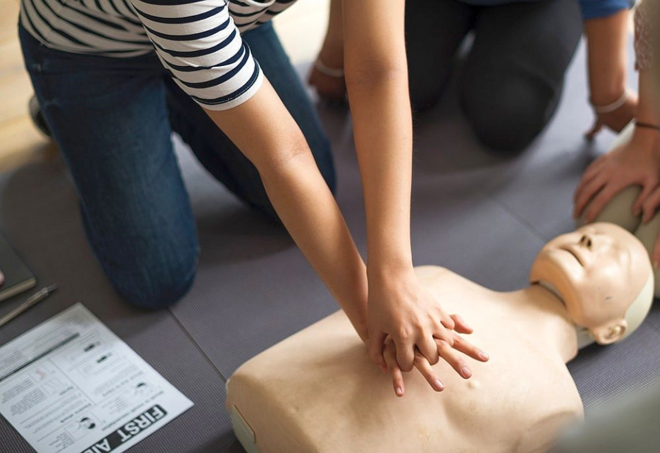 În timpul resuscitării unui pacient cu infarct, salvatorul ține mâinile drepte și apasă cu putere de 30 de ori la rând, apoi face respirație gură la gură de 2 ori. Manevrele se pot învăța la cursuri de prim-ajutor