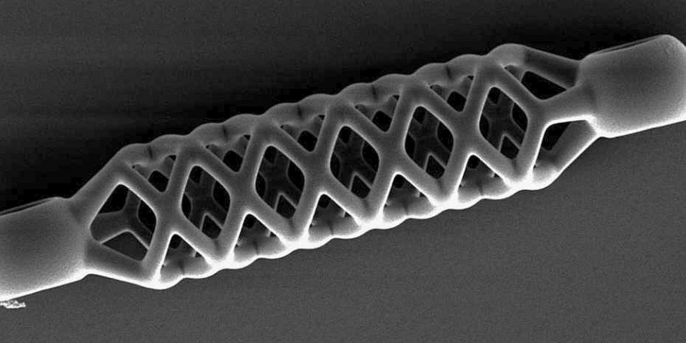 Stentul în miniatură se vede la microscop. Foto: Carmela de Marco/ETH Zurich