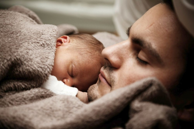 Tatii din Austria au dreptul a o lună de concediu de paternitate plus 700 de euro
