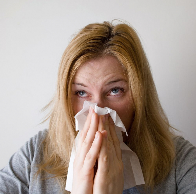 Rinita alergila care decurge din alergia la ambrozie e de multe ori confundată cu o răceala
