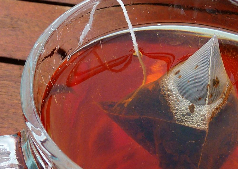 Pliculețele de ceai din plastic eliberează miliarde de particule pe care noi le bem