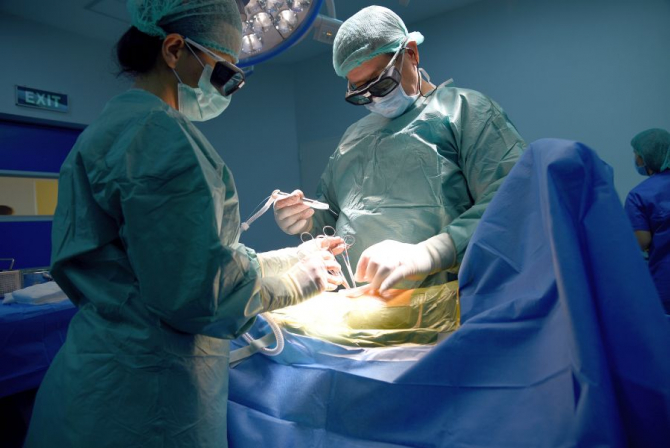 Dr Cristian Paleru în timpul unei operații. Foto: Sanador