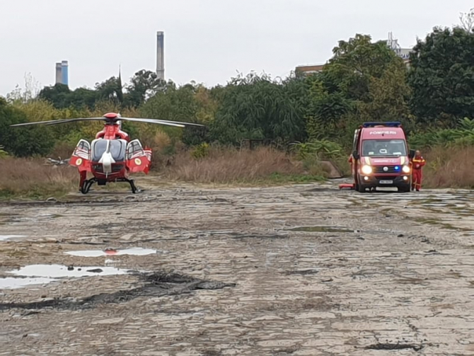 Imagine cu elicopterul care a adus la București o victimă a accidentului din Ialomița  