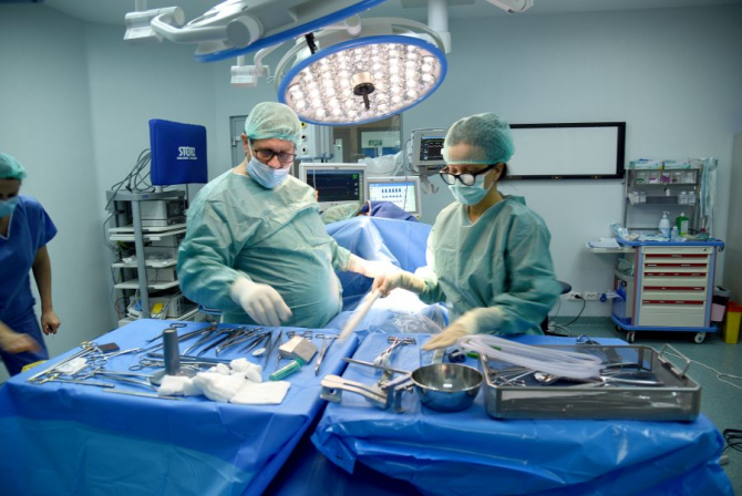 Dr Cristian Paleru spune că chirurgul alege în timpul operației ce dispozitive folosește. Foto: Sanador