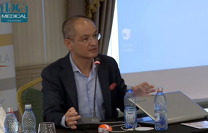Conf univ dr Bogdan Mateescu, la dezbaterea despre colangita biliară primitivă. Foto: DC Medical