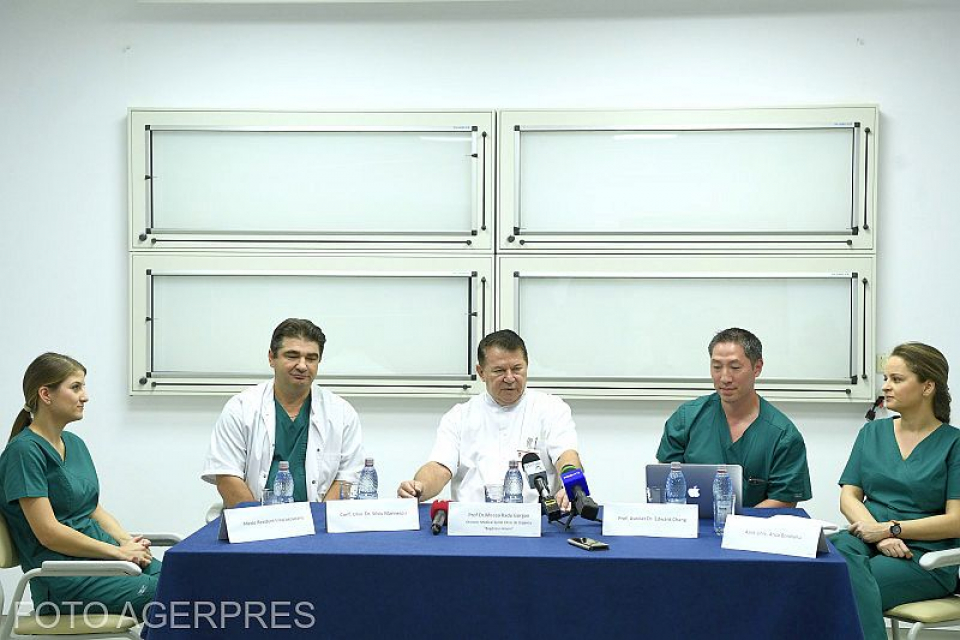 Echipa de medici de la Spitalul Bagdasar-Arseni care a realizat premiera chirurgicală. Foto: AGERPRES